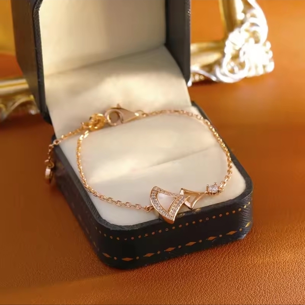 Elegant Pose Gold and White Bracelet